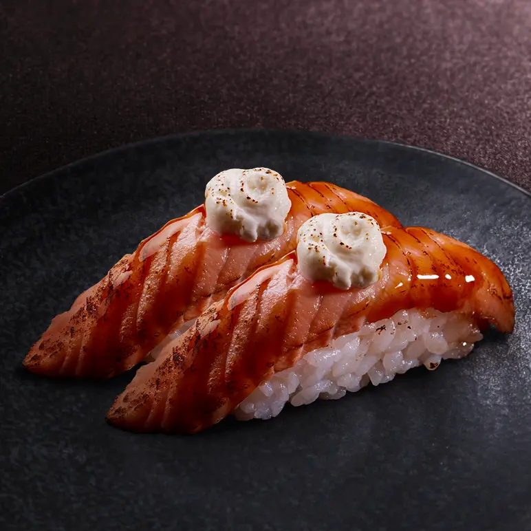 Sushi saumon cheese flambé